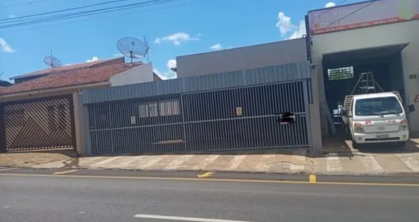 Vendo Casa de fundo com Salão Comercial na frente na Av. Galeazzi.