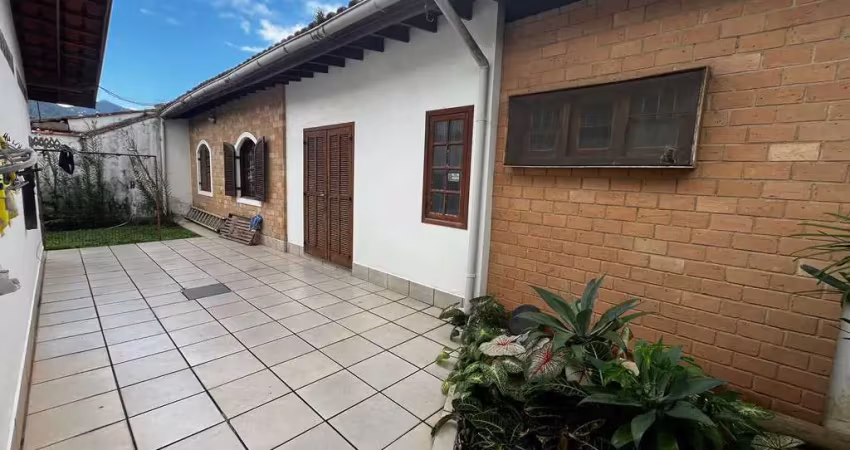 Casa com 3 quartos à venda na Rua Taubate, 125, Estufa I, Ubatuba