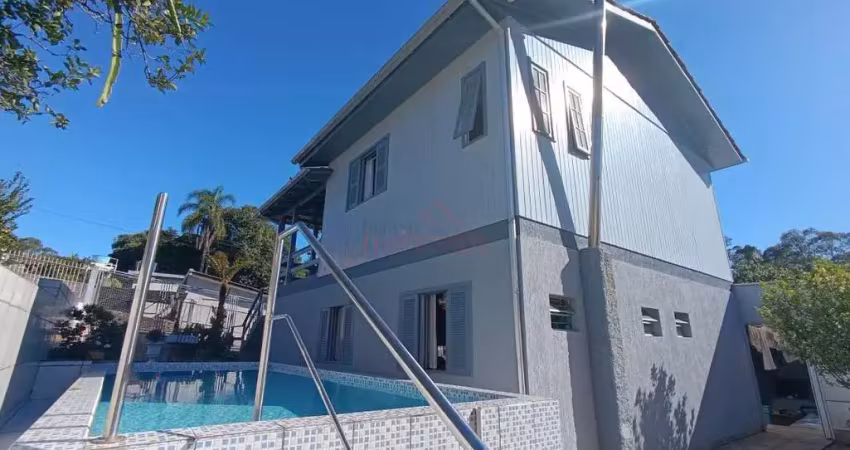 Casa mobiliada com piscina no bairro metropol em criciúma!