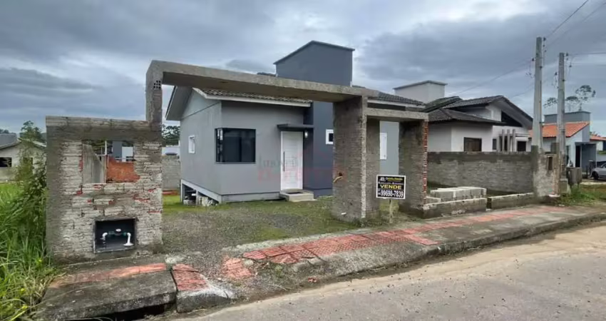 Casa seminova, boa localização, pátio, entrada para carro, financia