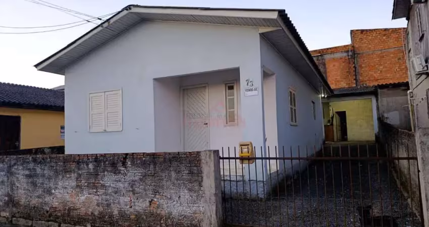 Casa de alvenaria em ótimo estado, terreno alto a poucos minutos do centro
