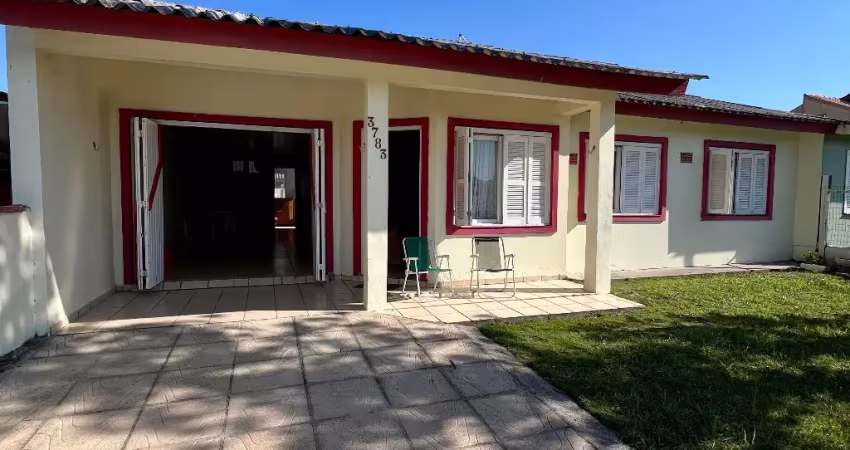 Excelente casa com 3 dormitórios a apenas 150 metros do mar no bairro salinas