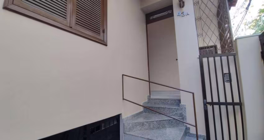 Casa à venda em Copacabana-RJ, com 2 quartos (1 suíte), cozinha com armários planejados, 1 vaga de garagem + dependência de empregada Próximo ao metrô