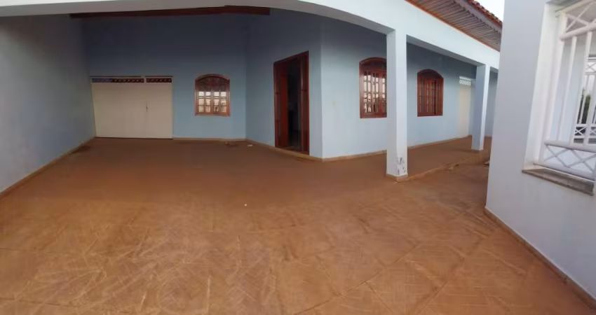 Casa em Tatuí, Dr. Laurindo, térrea, 3 quartos (2 suítes), quintal grande.