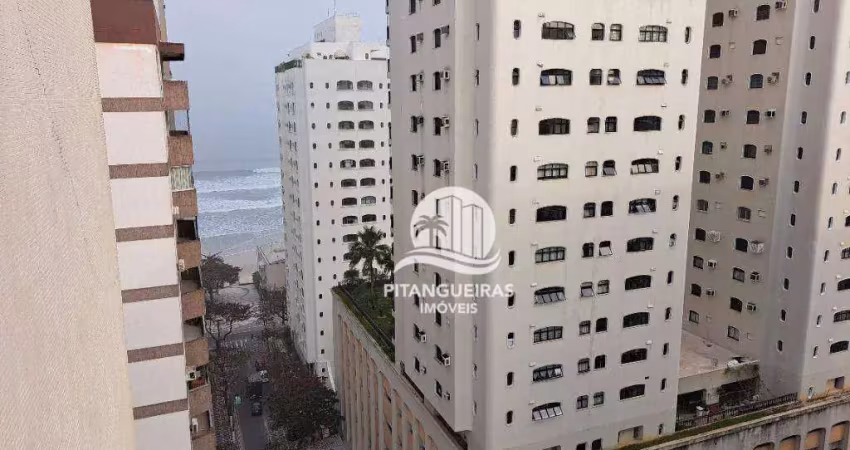 Cobertura Duplex com 3 quartos sendo 1 suíte no Centro do Guarujá, uma quadra da praia com piscina e terraço.