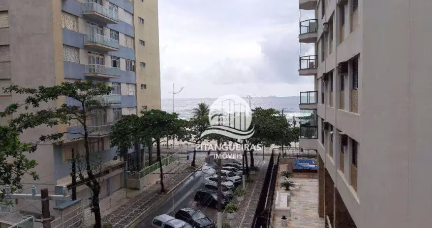 Apartamento no calçadão, 50 metros da praia em pitangueiras