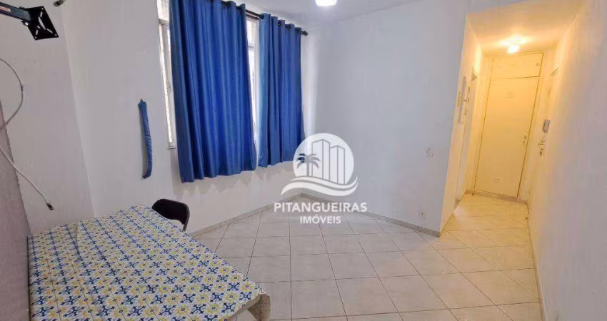 Apartamento uma quadra da praia com vaga de garagem