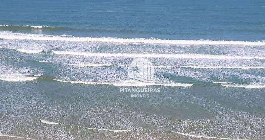 Apartamento reformado de 2 dormitórios sendo 2 suites frente ao mar na Praia das Pitangueiras.