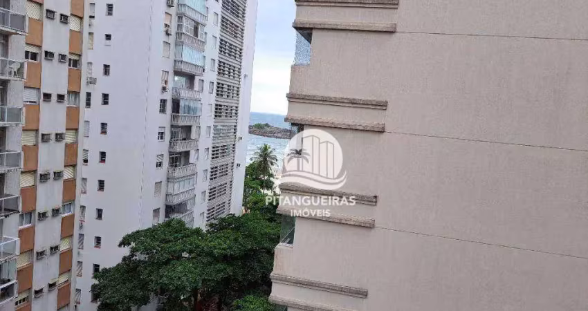 Amplo apartamento, com 3 dormitórios, 50 metros da praia, com pequena vista para o mar.