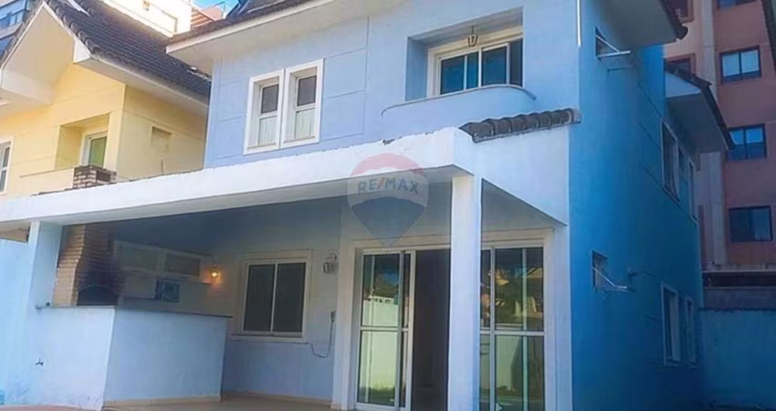 Casa Triplex com Piscina em Condomínio no Recreio
