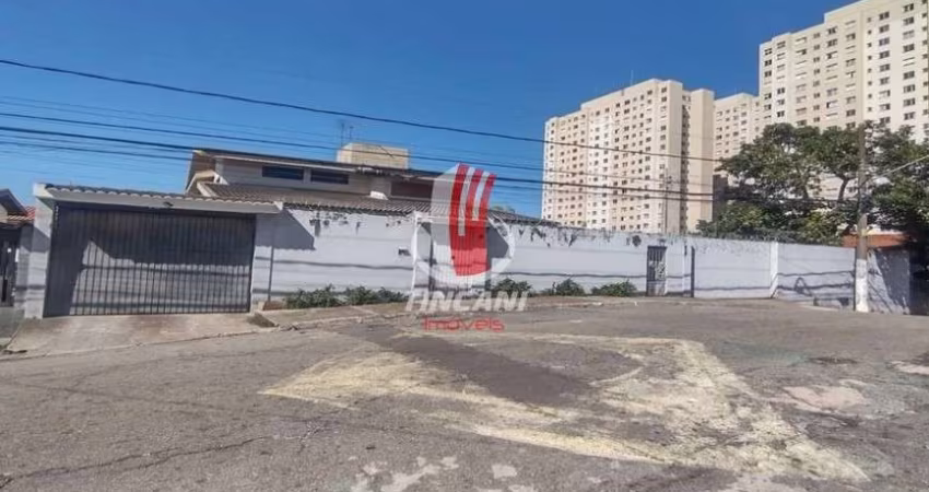 Seu Novo Lar ou Negócio no Coração de Itaquera!    Amplo Sobrado à Venda: 300m² de Área Construída em um Terreno de 700m²!