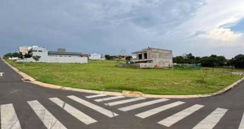 Lote de esquina no condomínio Vila Sapezal