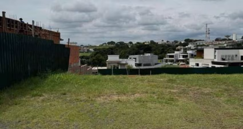 Lote no condomínio Vila dos Pinheiros
