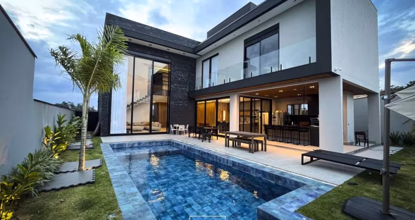 Casa com 4 Suítes e Garagem para 6 carros