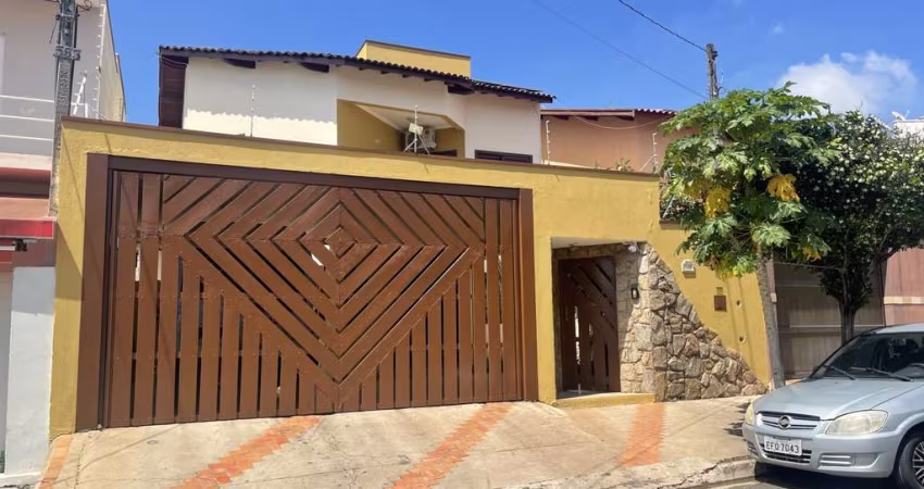 Sobrado para venda em Jardim Regina de 265.00m² com 4 Quartos, 1 Suite e 3 Garagens