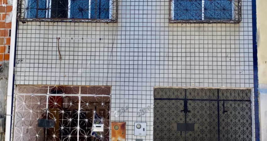 Vende casa com ótima localização