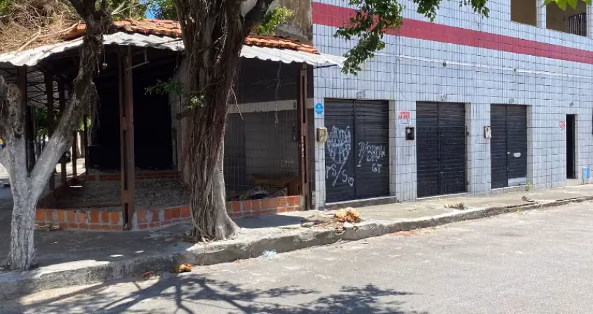 Vende prédio  comercial  de esquina com 3 lojas e um apartamento com 70 m2