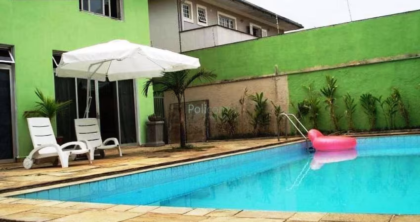 Casa de alto-padrão com piscina