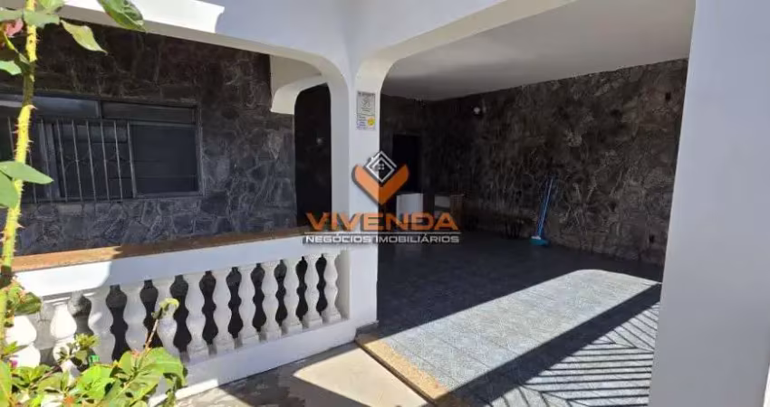 Casa ampla,conservada,2 suites,1dormitorio,1oficce no centro