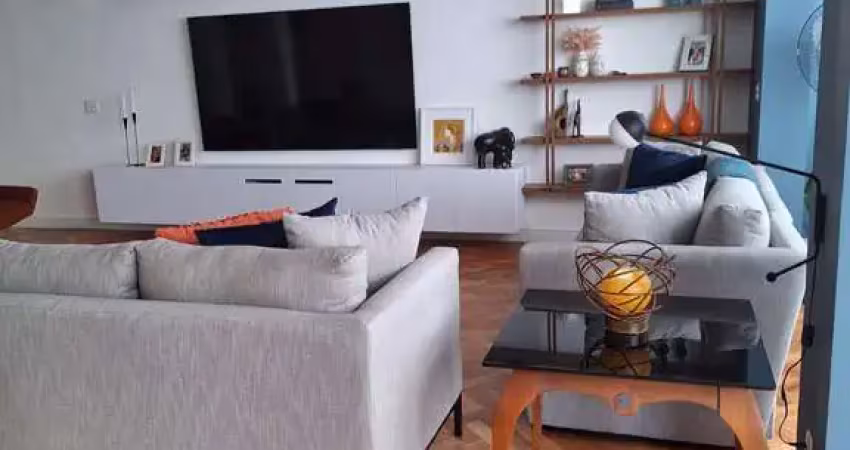 Apartamento reformado com 4 quartos à venda em Copacabana