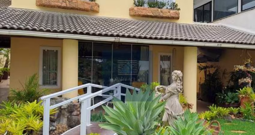 Casa Duplex em Condomínio - 4 Quartos sendo 2 Suítes com Closet;  Piscina com Cascata, Jatão e Hi