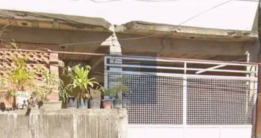Casa com 2 quartos, sala, cozinha, banheiro, garagem e terraço