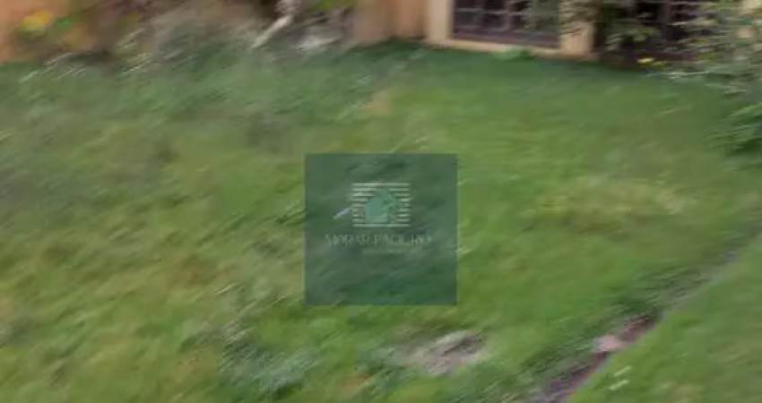 Casa simples em terreno de plano de 750m2 em condomínio de alto padrão.