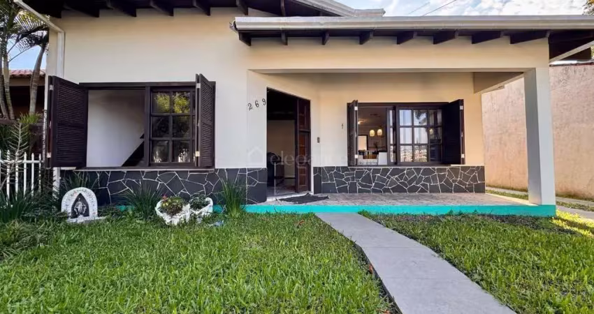 Elegante casa frente leste, composta por 03 dormitórios
