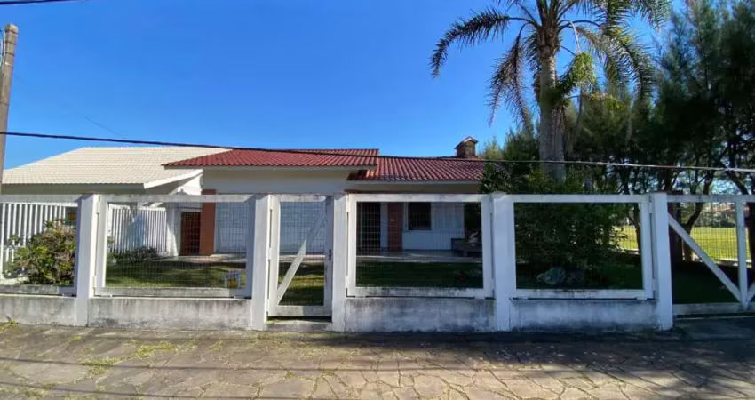 Elegance imóveis: belíssima casa térrea com 3 dormitórios, amplo pátio privativo, no coração de xangri-lá.