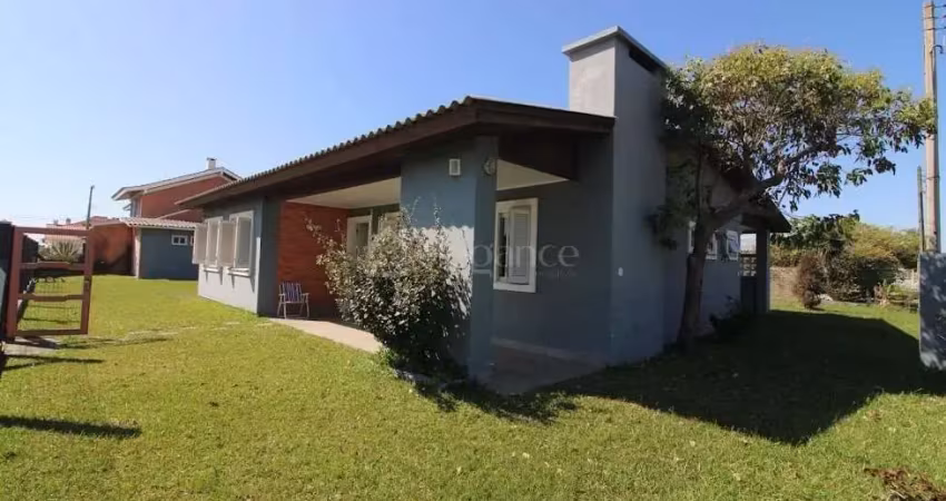 Casa térrea a poucos metros do mar, com 3 dormitórios, sobre 2 terrenos, na praia de xangri-lá.