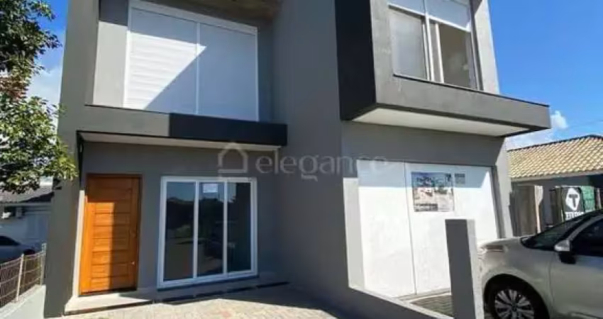 Sobrado no centro de xangri-lá à venda com três dormitórios.