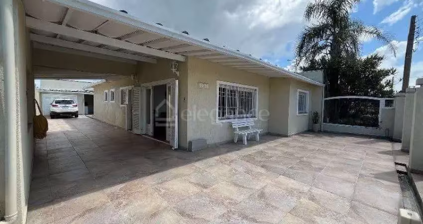 Casa térrea com ótima localização, de esquina com a alameda em xangri-lá.