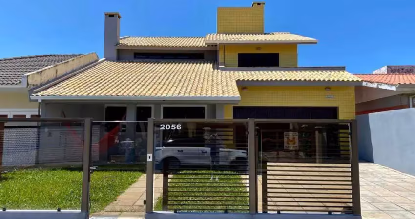 Sobrado localizado no centro na praia de xangri-lá.