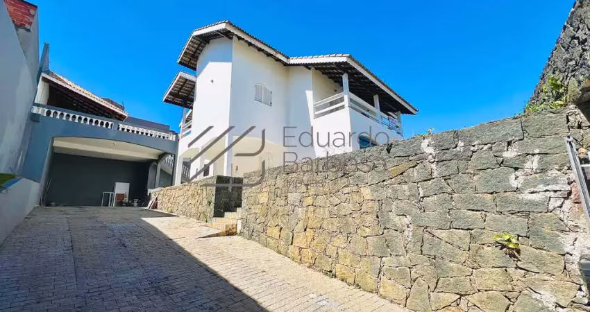 Casa com 3 quartos para alugar na Rua Demétrio Leonidas Konidis, 300, Terra Preta, Mairiporã