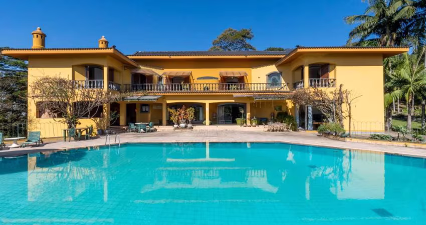 Casa no condomínio Jardim Iolanda para venda com 6 quartos, sendo 3 suítes, 1,224m²