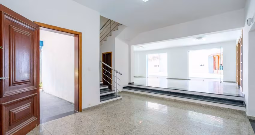 Agradável casa em condomínio para venda com 3 quartos, sendo 3 suítes, 324m²