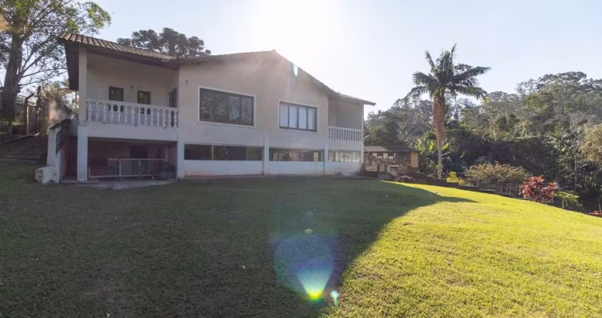 Elegante casa tipo para venda com 6 quartos, sendo 6 suítes, 450m²