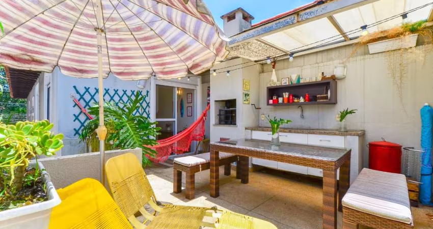 Funcional sobrado para venda com 3 quartos, sendo 1 suíte, 160m²