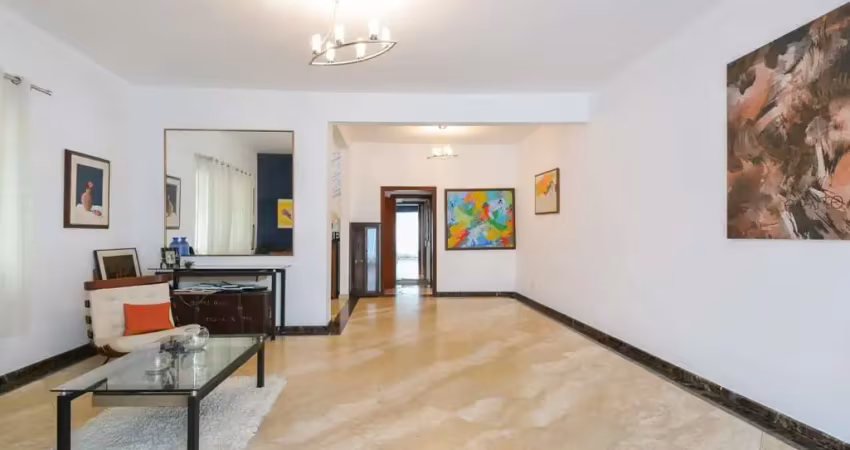 Confortável casa tipo para venda com 3 quartos, sendo 2 suítes, 250m²