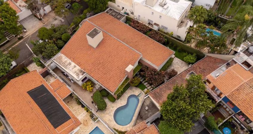 Versátil casa tipo para venda com 7 quartos, sendo 5 suítes, 495m²