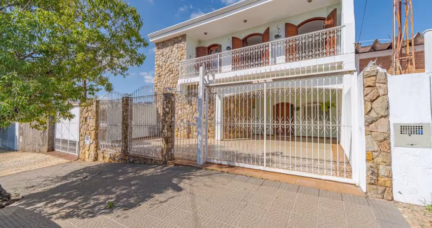 Funcional casa tipo para venda com 4 quartos, sendo 1 suíte, 248m²