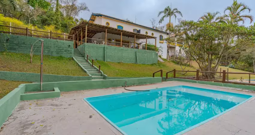 Imperdível casa em condomínio para venda com 3 quartos, sendo 3 suítes, 250m²