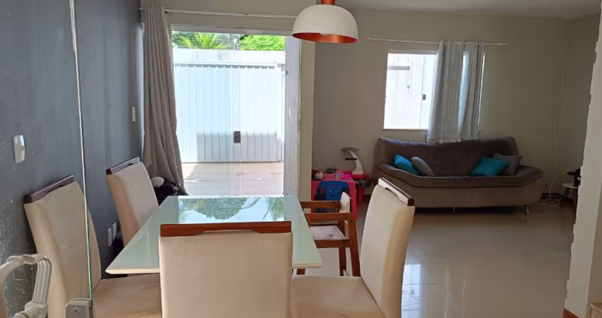 Vendo Casa 4/4 em Rua Pública - Buraquinho