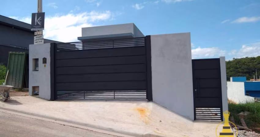 Casa à venda, localizada na cidade de Bom Jesus dos Perdões dentro de condomínio.