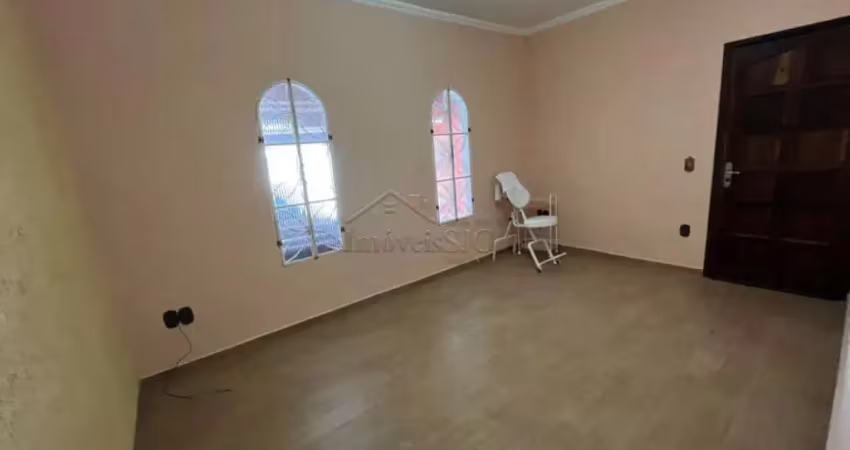 Oportunidade! casa ampla com 2 dormitórios em rua tranquila