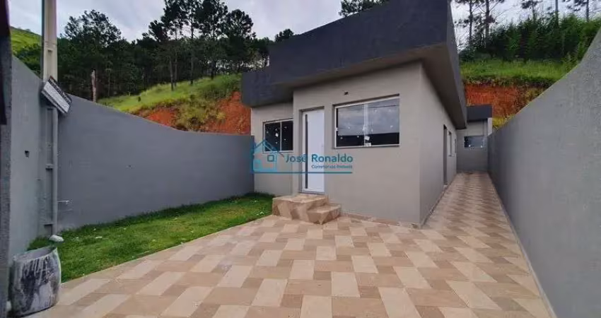 Casa em piracaia com churrasqueira, aceita financiamento bancário e carro.