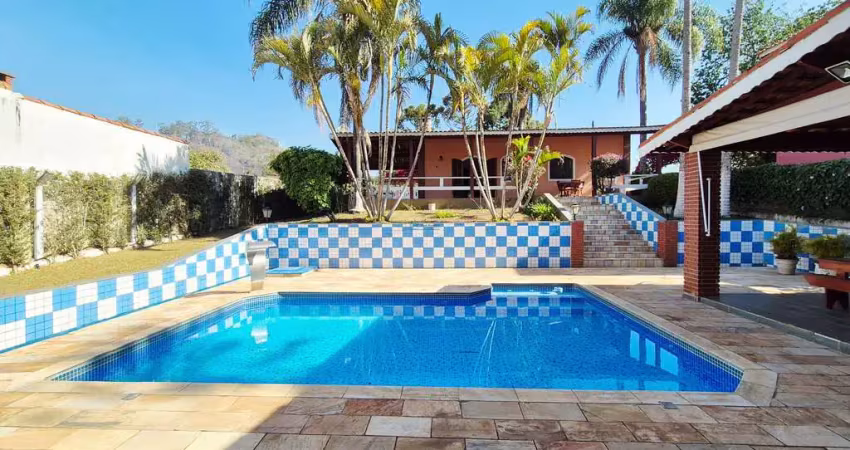 Chácara formada em condomínio com salão e piscina, cidade de atibaia