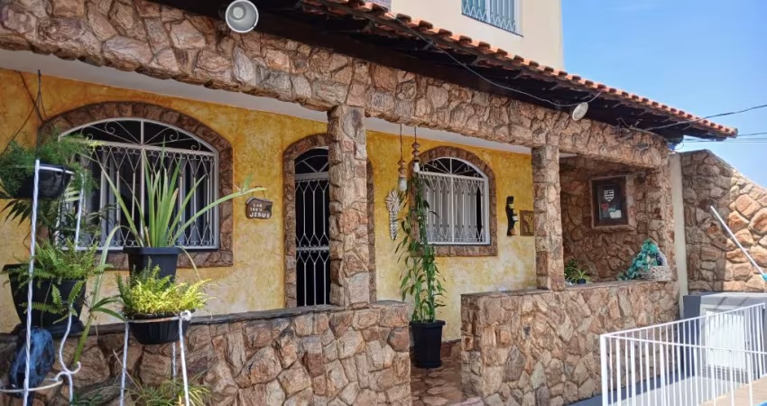 Linda casa com suíte e piscina próximo ao Valqueire