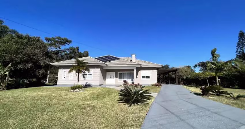 Linda casa alto padrão no condomínio campos de dentro.