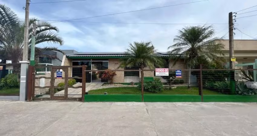 Casa mobiliada com 3 dormitórios, piscina e energia solar